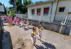 Svečani defile mališana kroz Mostar povodom ''Mostarskog ljeta''